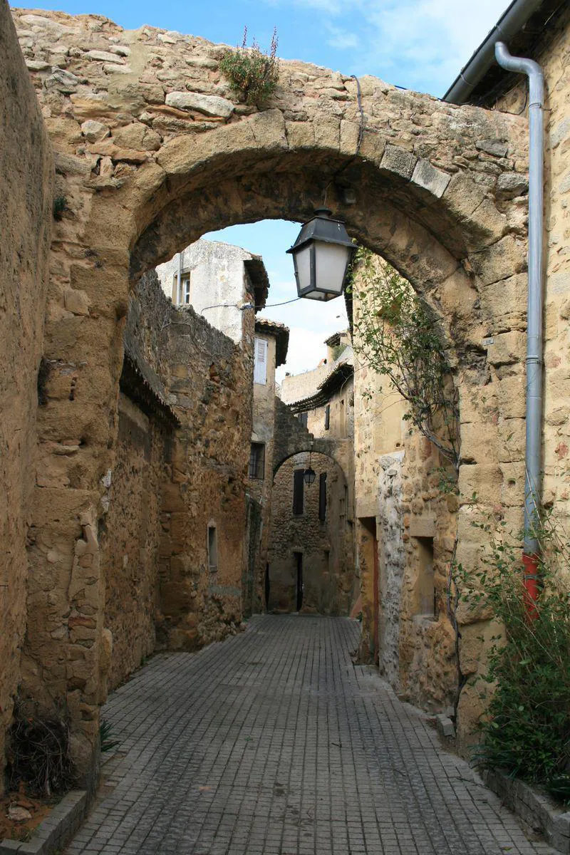 Ruelle pittoresque avec arche en pierre dans le centre historique de Sérignan (34410)